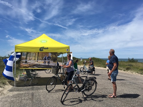 ANWB-vrijwilligers ondervragen fietsers