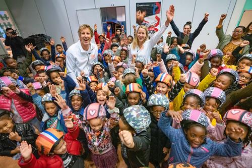 Van der Sar deelt fietshelmen uit met ANWB