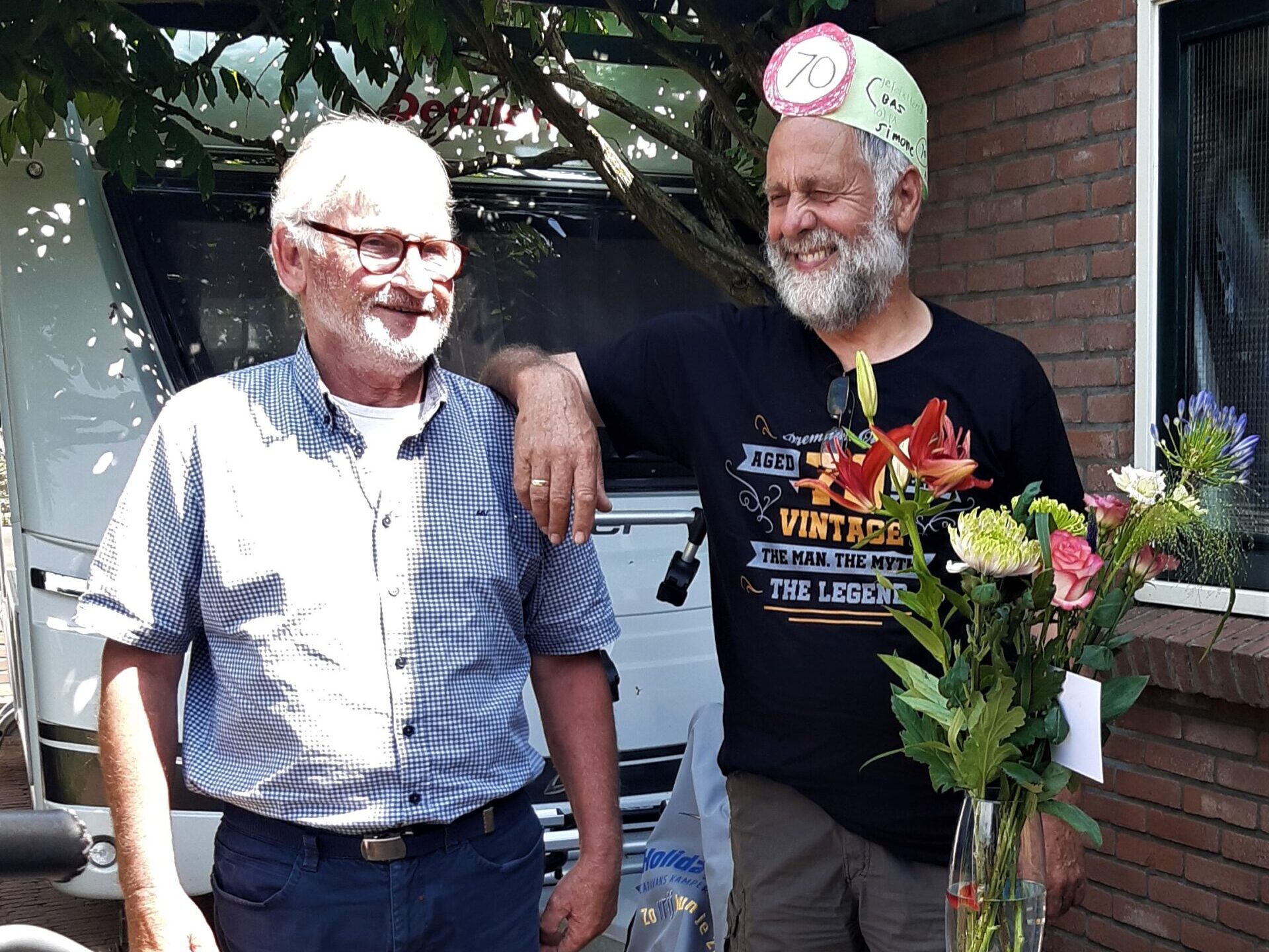 Bloemen voor jarige Henk Dommerholt
