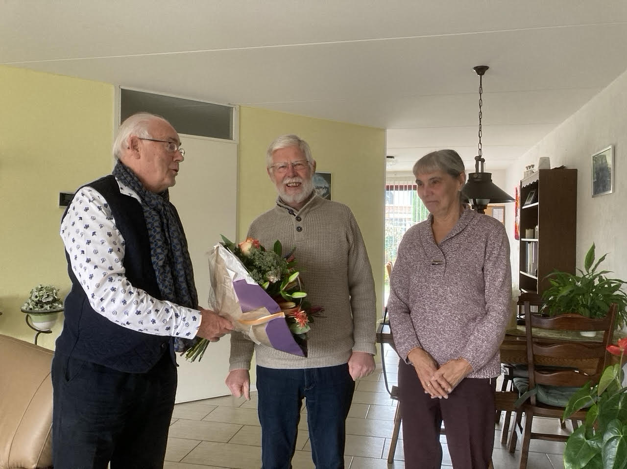 Bloemen voor bruidspaar Turfboer