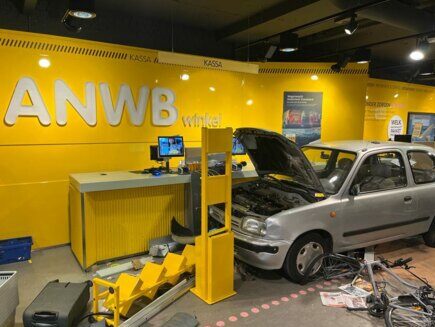 Auto rijdt ANWB-winkel Zeist binnen