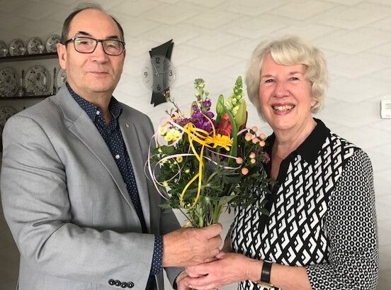 Toevallig weerzien bij een bloemetje