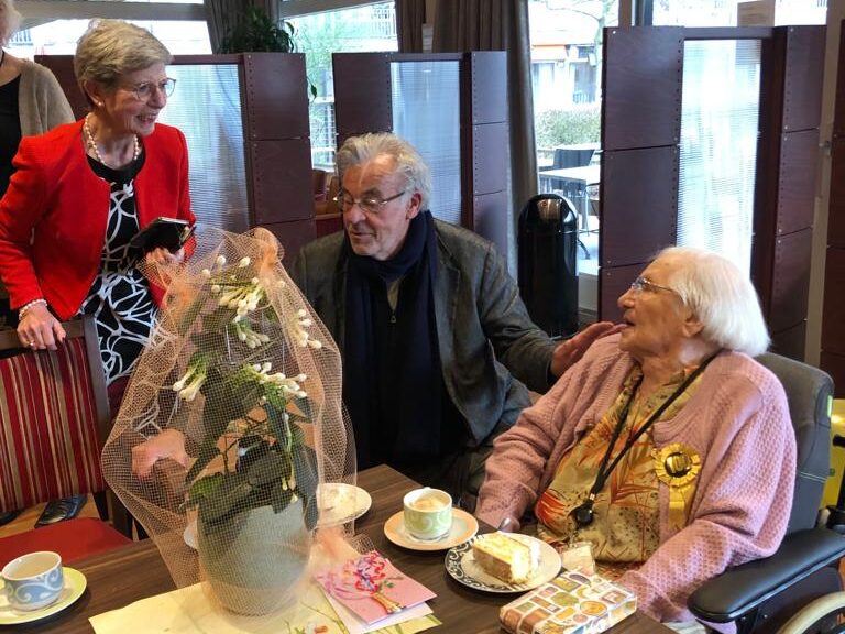 Bloemrijke Felicitaties aan ons 100-jarige VG-lid in Amsterdam-Zuid-Oost